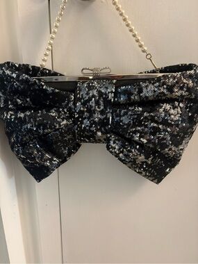Elegant Black and Silver Sequined Shoulder Purse